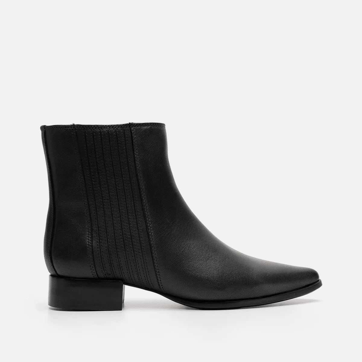 Bota bico fino e salto bloco em couro preto